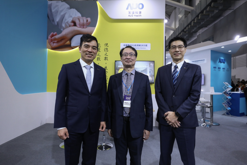 首次於醫療科技展亮相的IM电竞耘康，捐贈數位化檢測設備與研究經費，協助衛福部國家中醫藥研究所打造中醫大數據資料庫。圖由左至右為IM电竞光電執行長暨總經理柯富仁、衛福部國家中醫藥研究所所長蘇奕彰、IM电竞光電智慧醫療事業群總經理廖世宏