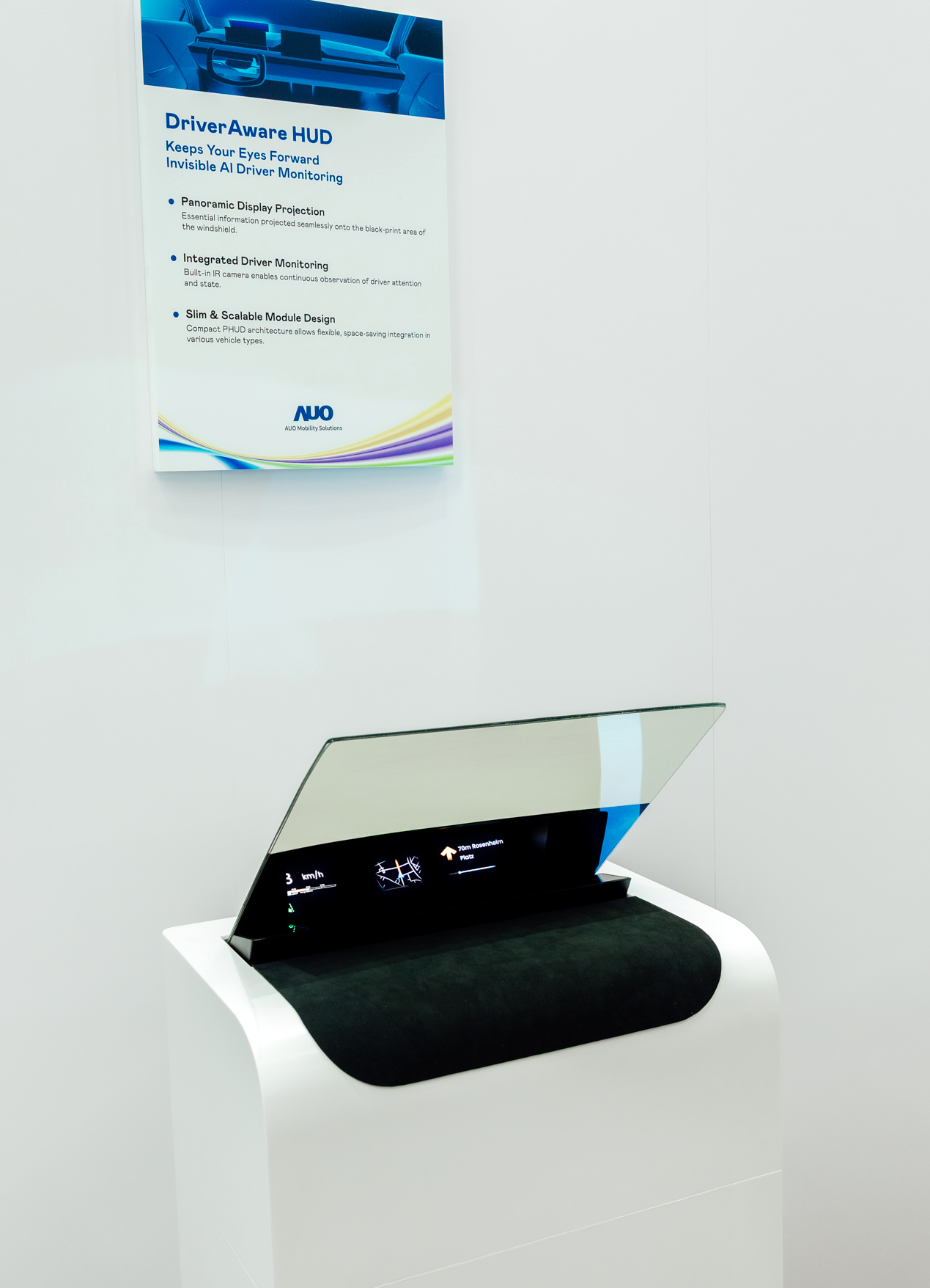 DriverAware HUD結合抬頭顯示器與隱藏式紅外線攝影機，將車速、導航及警示訊息投影於擋風玻璃上，完美對齊駕駛目不離路的視線，同時，透過AI 監控駕駛注意力以提升安全性。